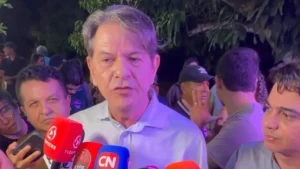 Cid Gomes fala à imprensa durante evento político no Ceará
