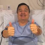 Deputado Danilo Forte faz sinal positivo em leito hospitalar