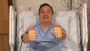 Deputado Danilo Forte faz sinal positivo em leito hospitalar