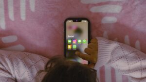 França aprova proibição de redes sociais para menores de 15 anos