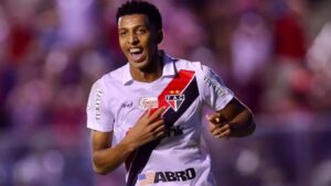 Jogador do Ferroviário comemora gol na vitória pela Série D