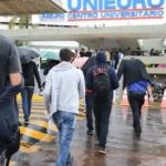 Estudantes reunidos em área de instituição de ensino