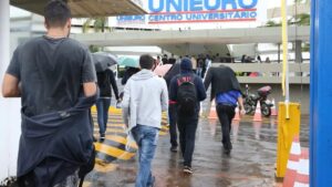 Estudantes reunidos em área de instituição de ensino