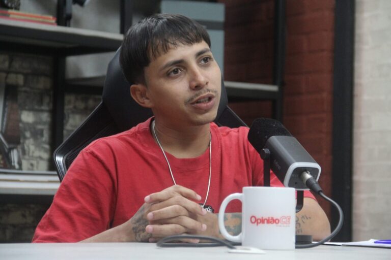 Léo Suricate durante entrevista no Ceará