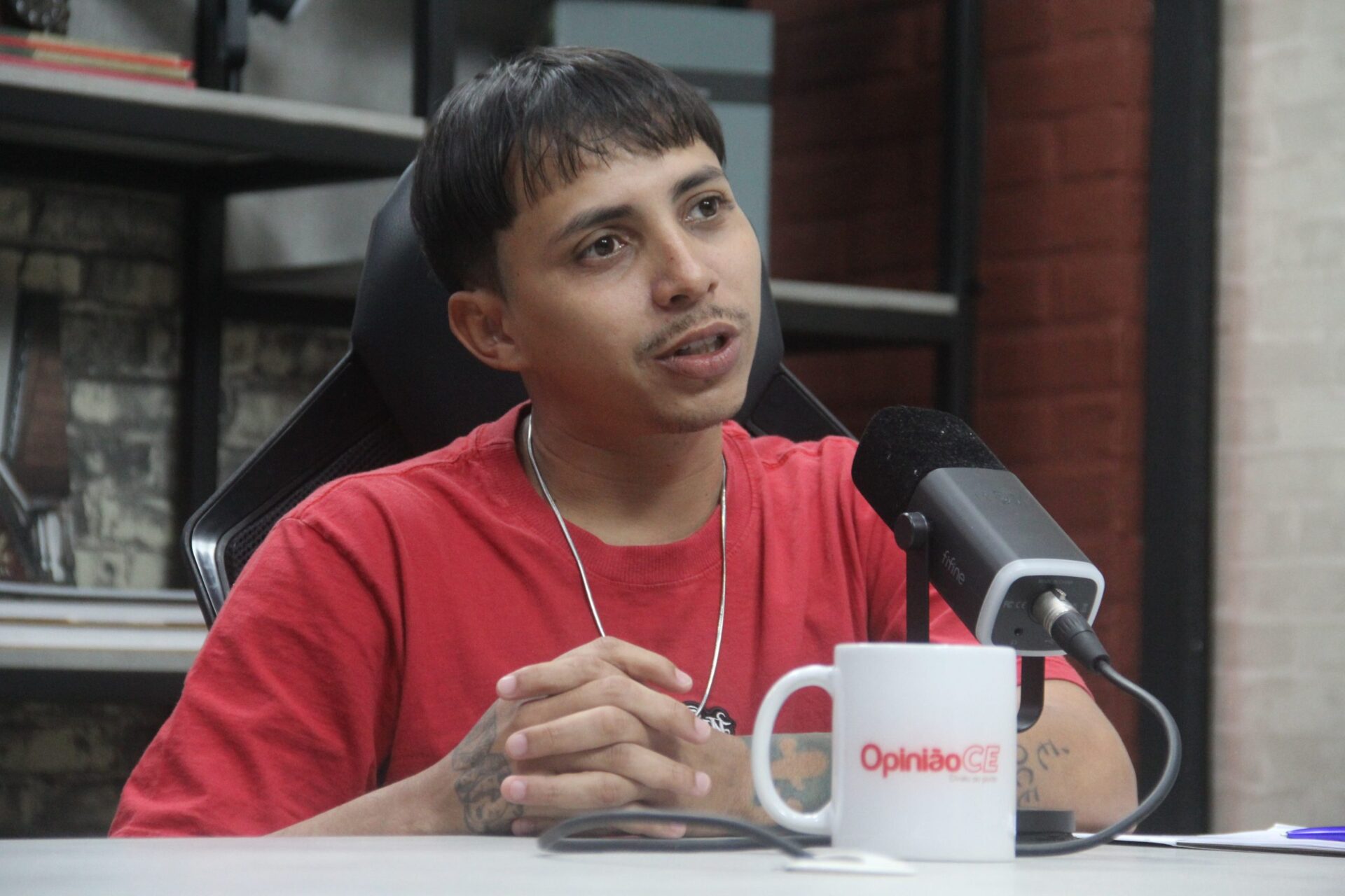 Léo Suricate durante entrevista no Ceará