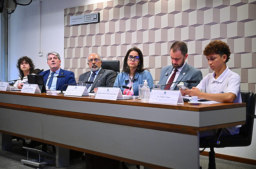 Debate no Senado aponta alimentação como eixo contra evasão na rede federal de ensino 1 Participantes de audiência pública na Comissão de Educação do Senado