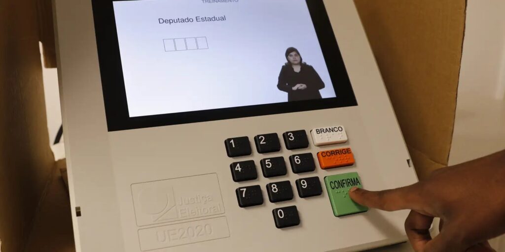Convenções partidárias começam dia 20; veja os próximos passos 1 Cabina de votação e urna eletrônica em seção simulada