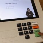 Cabina de votação e urna eletrônica em seção simulada
