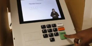 Cabina de votação e urna eletrônica em seção simulada