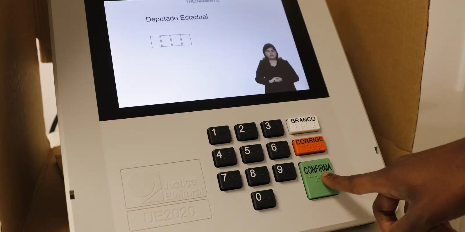 Cabina de votação e urna eletrônica em seção simulada