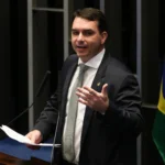 Senador Flávio Bolsonaro discursa no plenário