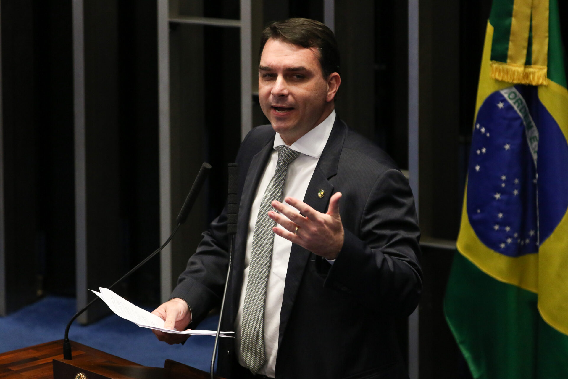 Senador Flávio Bolsonaro discursa no plenário