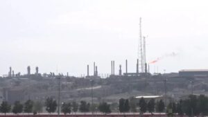 Rastro luminoso de defesa aérea no céu durante tensão envolvendo o Irã