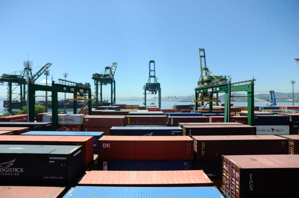 Governo eleva projeção de superávit comercial para US$ 90 bilhões em 2026 1 Contêineres no porto do Rio de Janeiro
