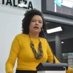 Vereadora Adriana Gerônimo durante atividade na Câmara de Fortaleza
