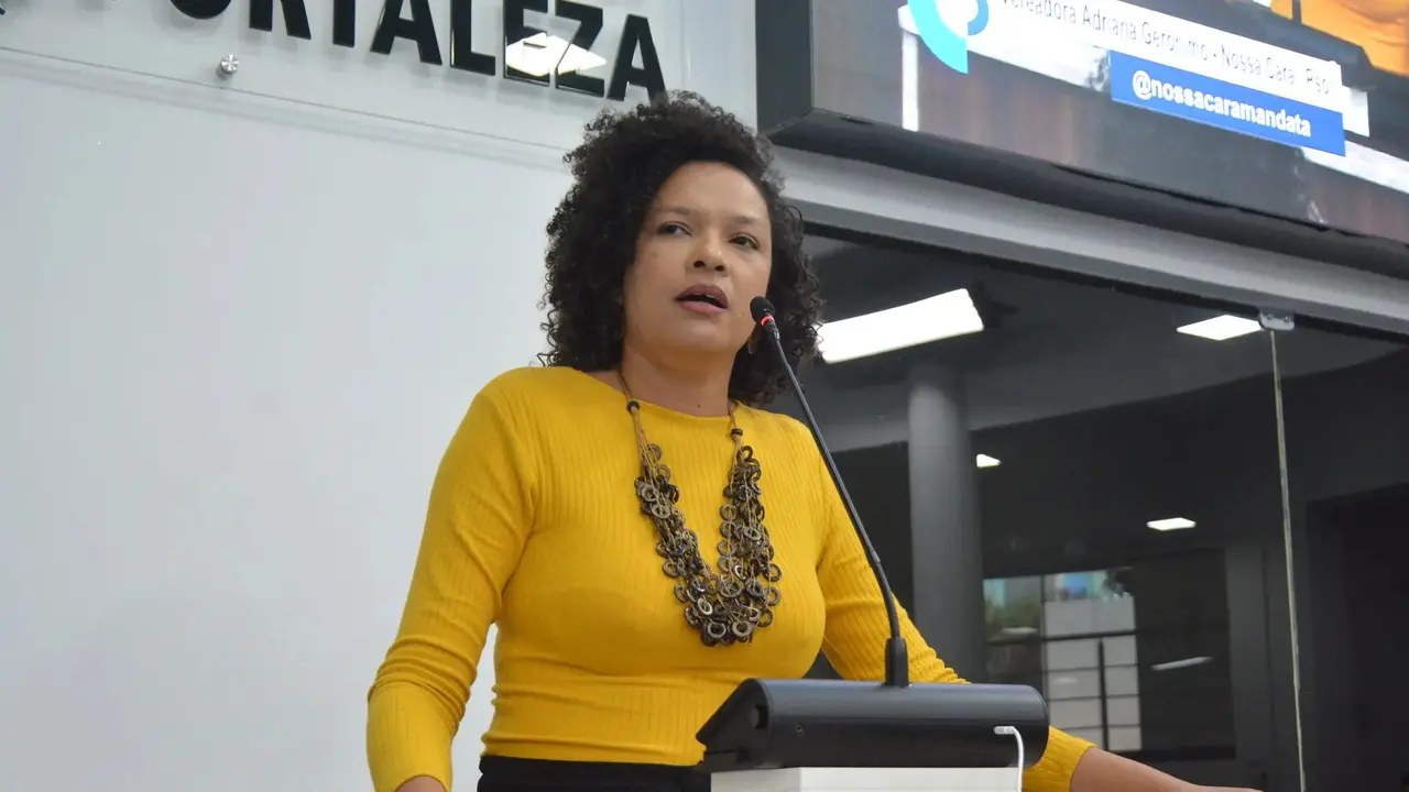 Vereadora Adriana Gerônimo durante atividade na Câmara de Fortaleza
