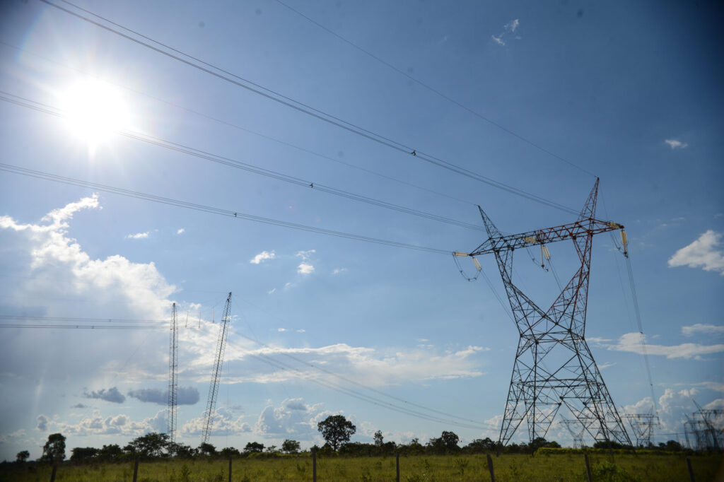Leilão de transmissão de energia prevê R$ 1,8 bilhão em investimentos e 4 mil empregos 1 Linhas de transmissão de energia elétrica