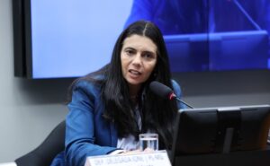 Deputada Delegada Ione durante reunião na Câmara