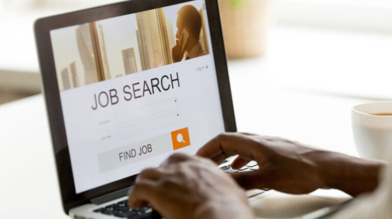 Pessoa pesquisa vagas de emprego em computador