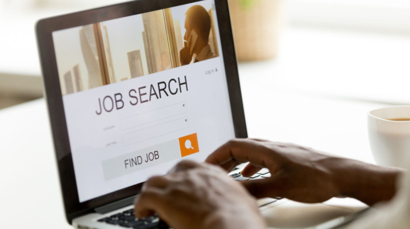 Pessoa pesquisa vagas de emprego em computador