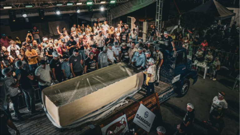 Jaguaribe produz queijo coalho de 3,5 toneladas e retoma recorde 1 Queijo coalho gigante de Jaguaribe exposto durante evento agropecuário