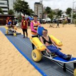 Pessoa com deficiência participa de atividade assistida na água