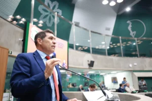 De Assis Diniz registra em plenário a realização da 82ª Expocrato: “maior feira do Norte e Nordeste”