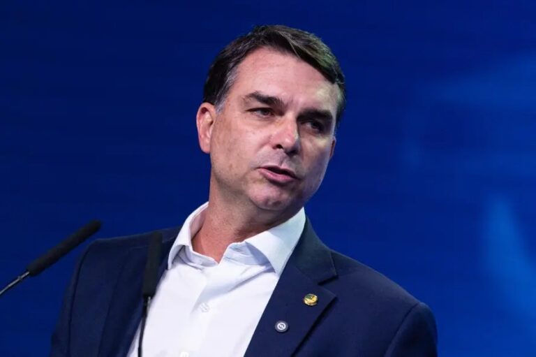 Um preso e outro inelegível: a falta de opções de Flávio Bolsonaro ao Senado no Rio