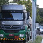 Caminhão-tanque em operação de transporte rodoviário