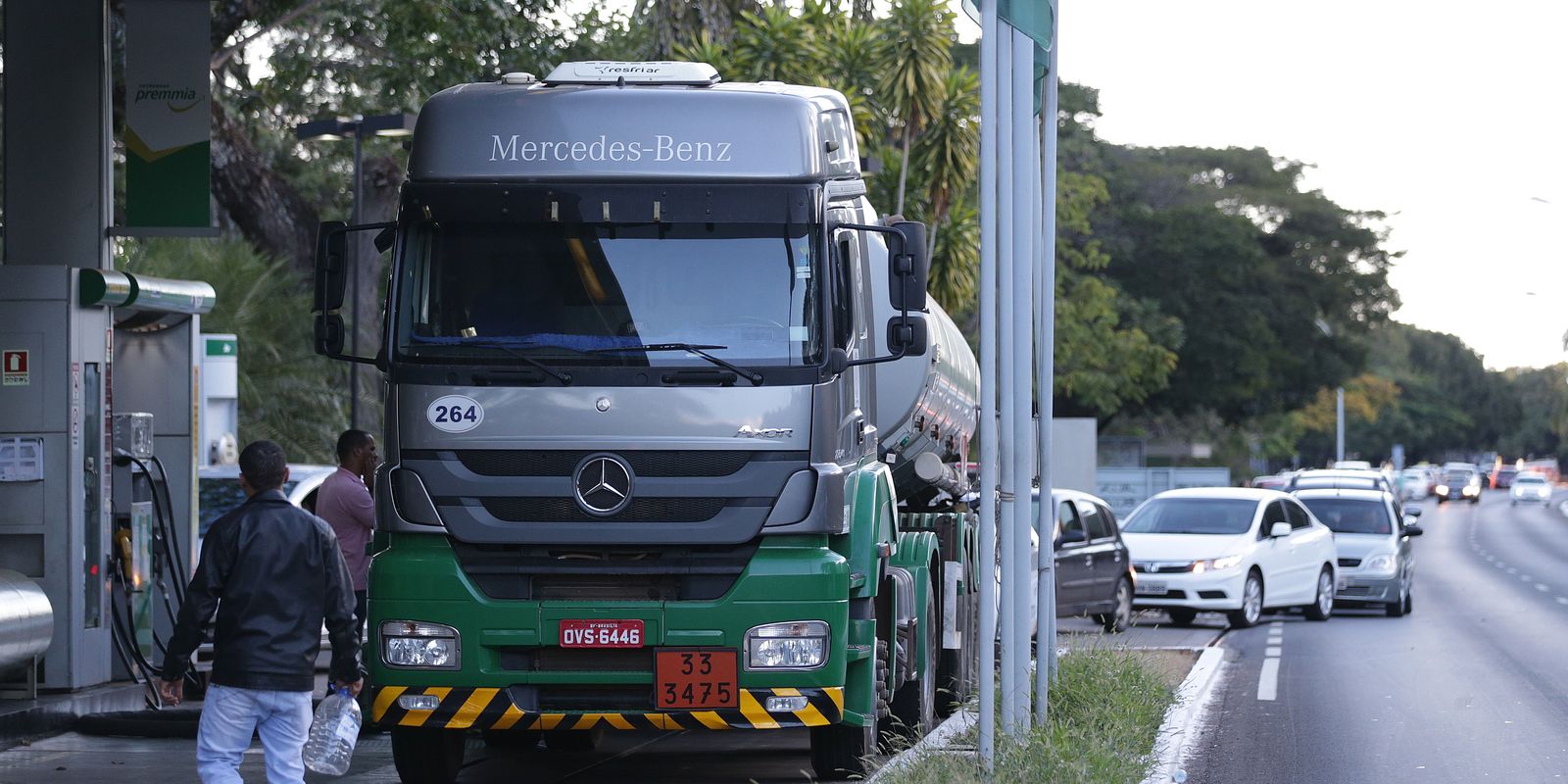 Caminhão-tanque em operação de transporte rodoviário