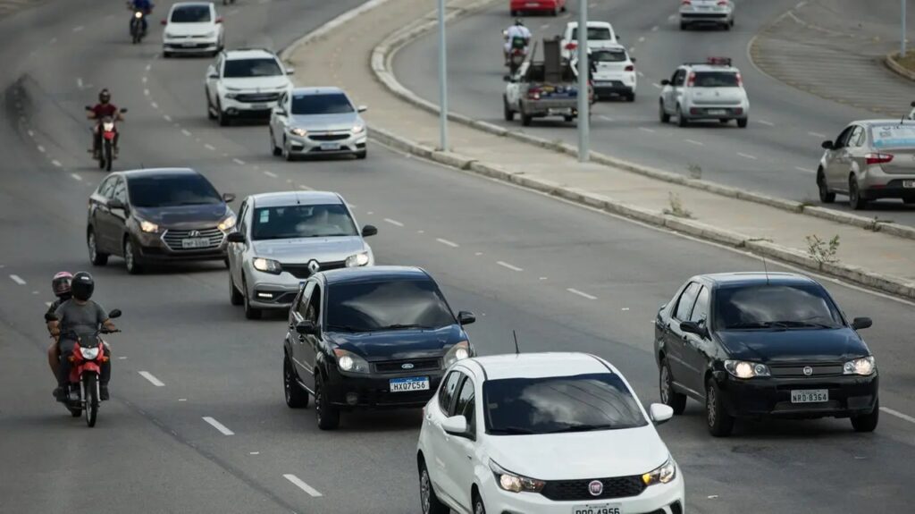 Venda de veículos no Ceará cresce 17% e pode ter melhor ano desde 2014 1 Veículos novos estacionados em concessionária de Fortaleza