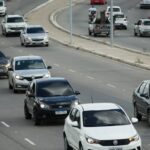 Veículos novos estacionados em concessionária de Fortaleza