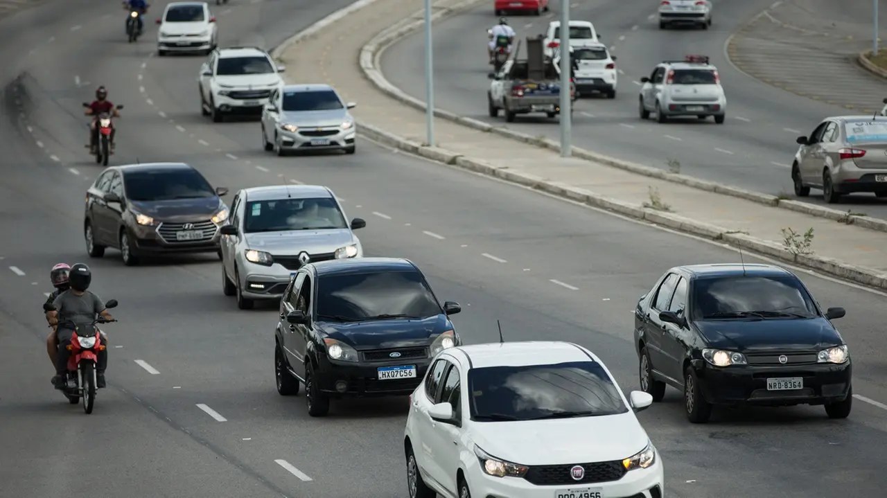 Veículos novos estacionados em concessionária de Fortaleza