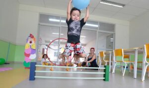 Espaço de acolhimento infantil preparado em instituição de ensino