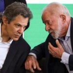 Lula e Fernando Haddad conversam durante evento público