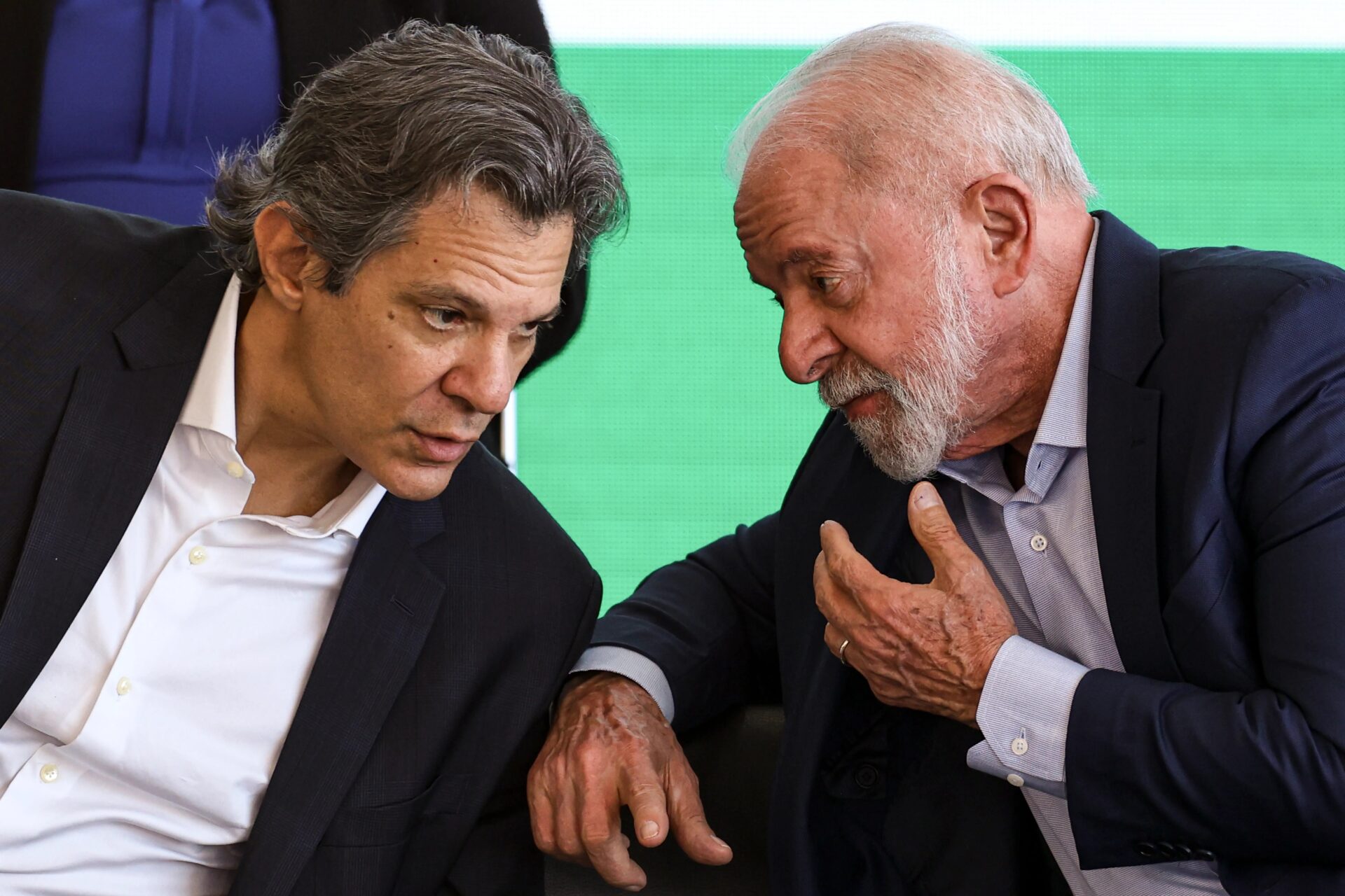 Lula e Fernando Haddad conversam durante evento público