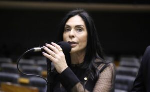 Deputada Geovania de Sá durante atividade na Câmara