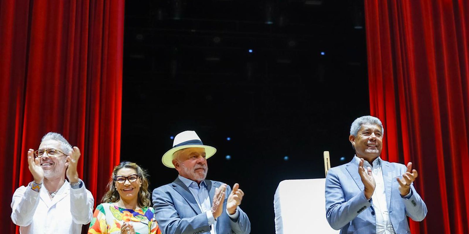Lula durante cerimônia de reabertura do Teatro Castro Alves, em Salvador