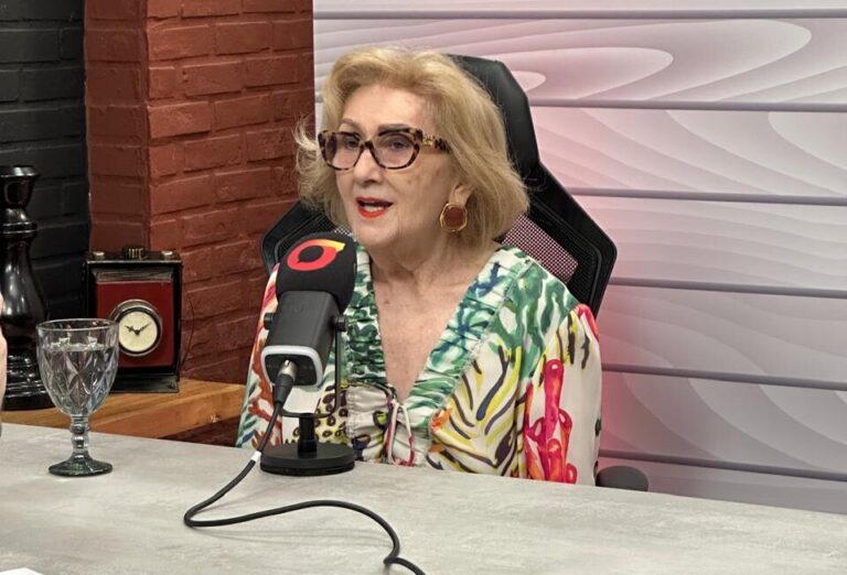 Secretária Socorro França durante entrevista sobre direitos humanos
