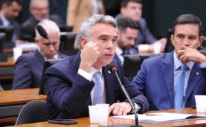 Deputado Rafael Brito participa de reunião em comissão da Câmara