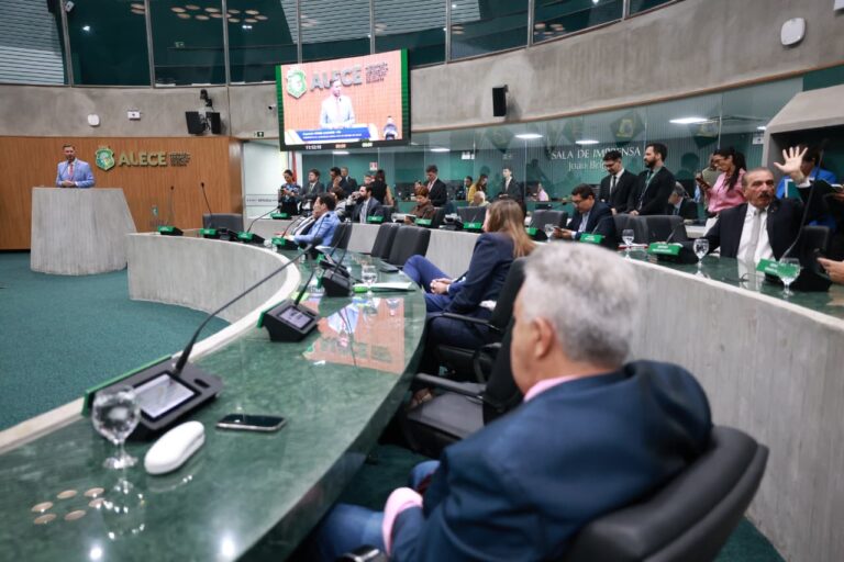 Alece registra 341 projetos aprovados e 2.239 requerimentos no semestre 6 Deputados estaduais reunidos no plenário da Alece