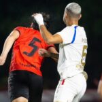 Jogadores de Fortaleza e Atlético-GO disputam a bola pela Série B