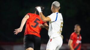 Jogadores de Fortaleza e Atlético-GO disputam a bola pela Série B