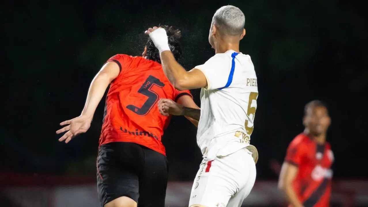 Jogadores de Fortaleza e Atlético-GO disputam a bola pela Série B