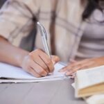 Estudantes em sala de aula durante atividade acadêmica