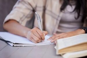 Estudantes em sala de aula durante atividade acadêmica