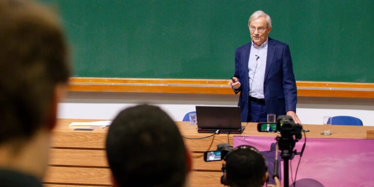 Nobel de Economia diz que IA transforma funções mais do que elimina empregos 2 Economista Christopher Pissarides durante evento