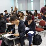 Estudantes em sala de aula
