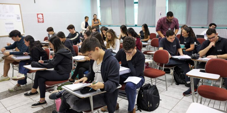 Estudantes em sala de aula