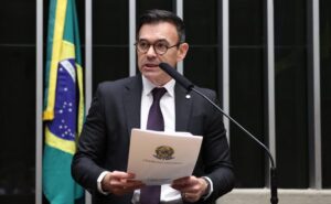 Deputado Raniery Paulino durante atividade na Câmara
